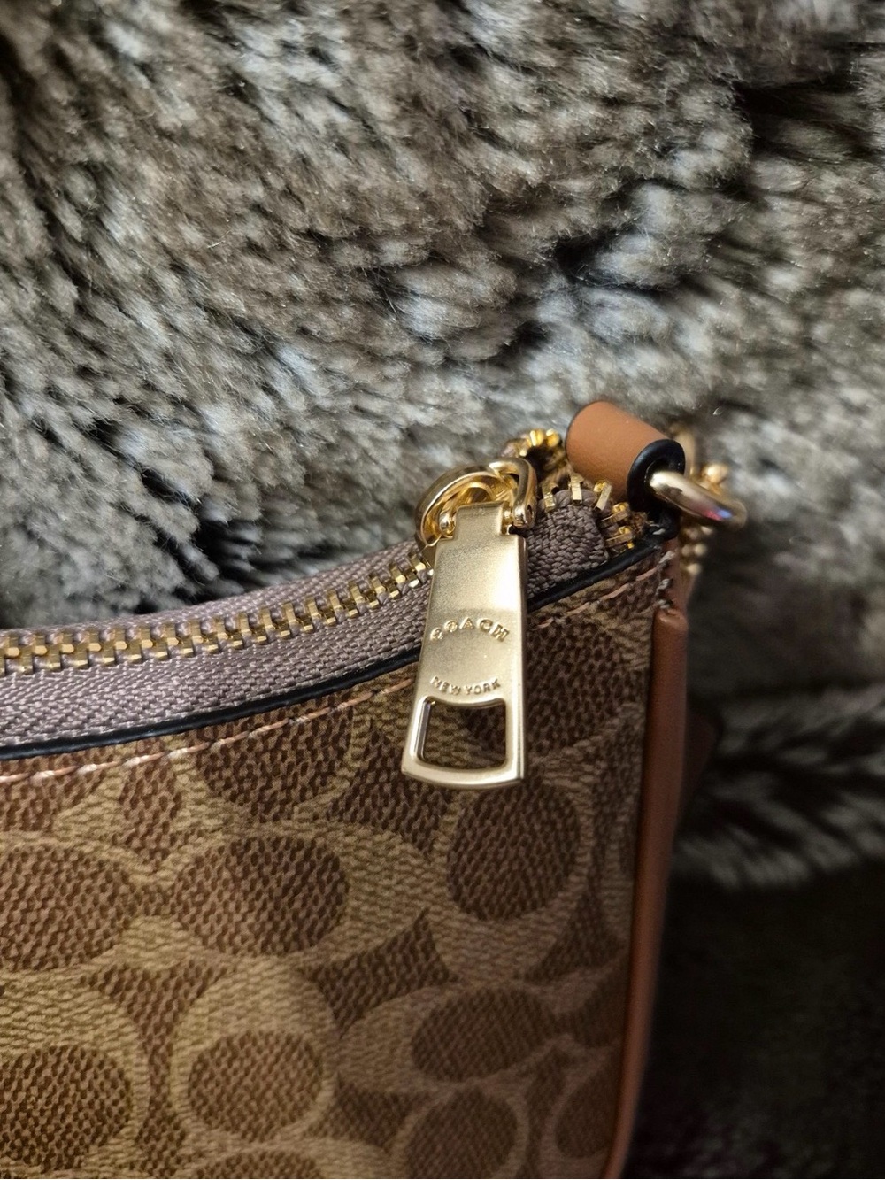 Coach Tan/Brown Signature Canvas Shoulder Bag with Gold Hardware - Picture 5 of 8